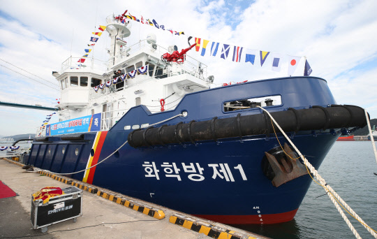 23일 오후 울산항 일반부두에서 국내 최초로 취역한 화학방제1함의 모습. 화학방제1함은 500t급 규모로 화학물질 탐지·방제 장비를 탑재했다. 주로 유해화학물질 유출 사고 대응과 화재 진압, 인명 구조 등의 역할을 하게 된다.